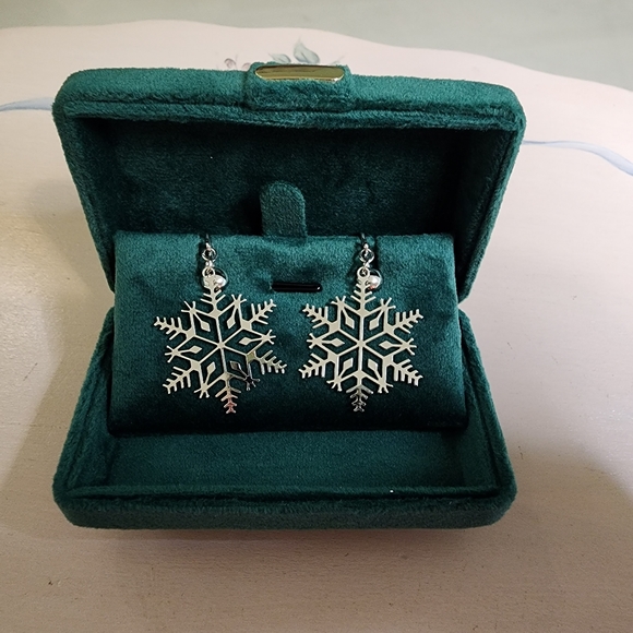 HOST PICK Vintage Earrings Snowflakes, Christmas,Clip On Earrings, Silver - Picture 6 of 8